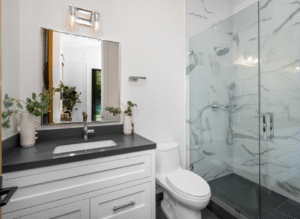 Volledig afgewerkte badkamer installatie met moderne afwerking in Hengelo