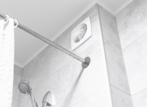 Badkamer ventilator installeren aan het plafond voor optimale afzuiging van vocht