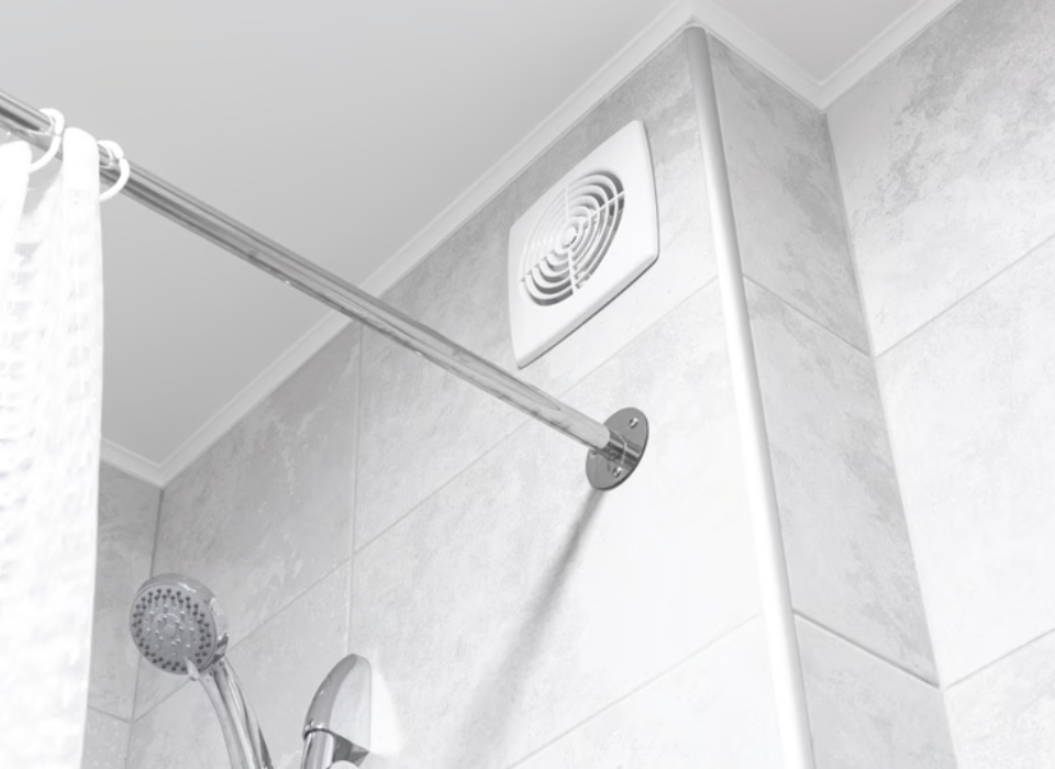 Badkamer ventilator installeren aan het plafond voor optimale afzuiging van vocht