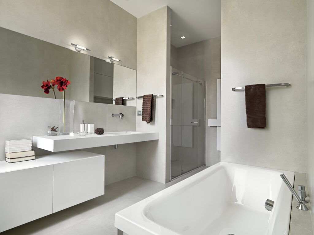 Complete badkamer renovatie uitgevoerd door badkamer installateur in Hengelo – modern en strak design.
