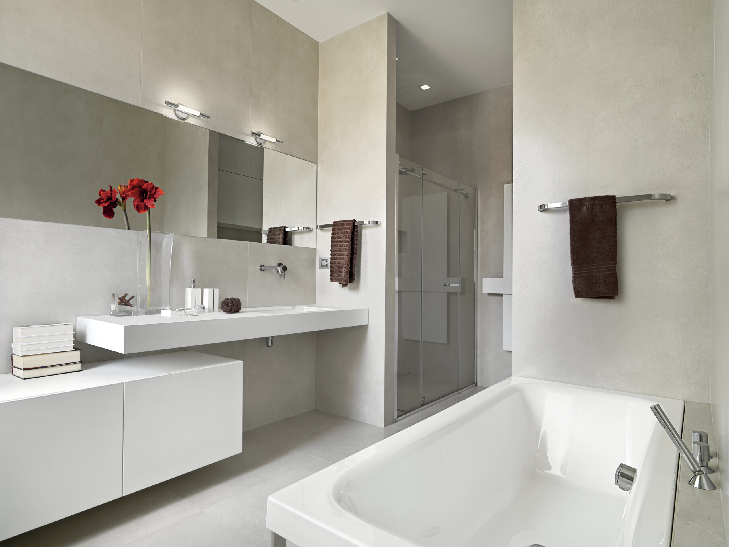 Complete badkamer renovatie uitgevoerd door badkamer installateur in Hengelo – modern en strak design.