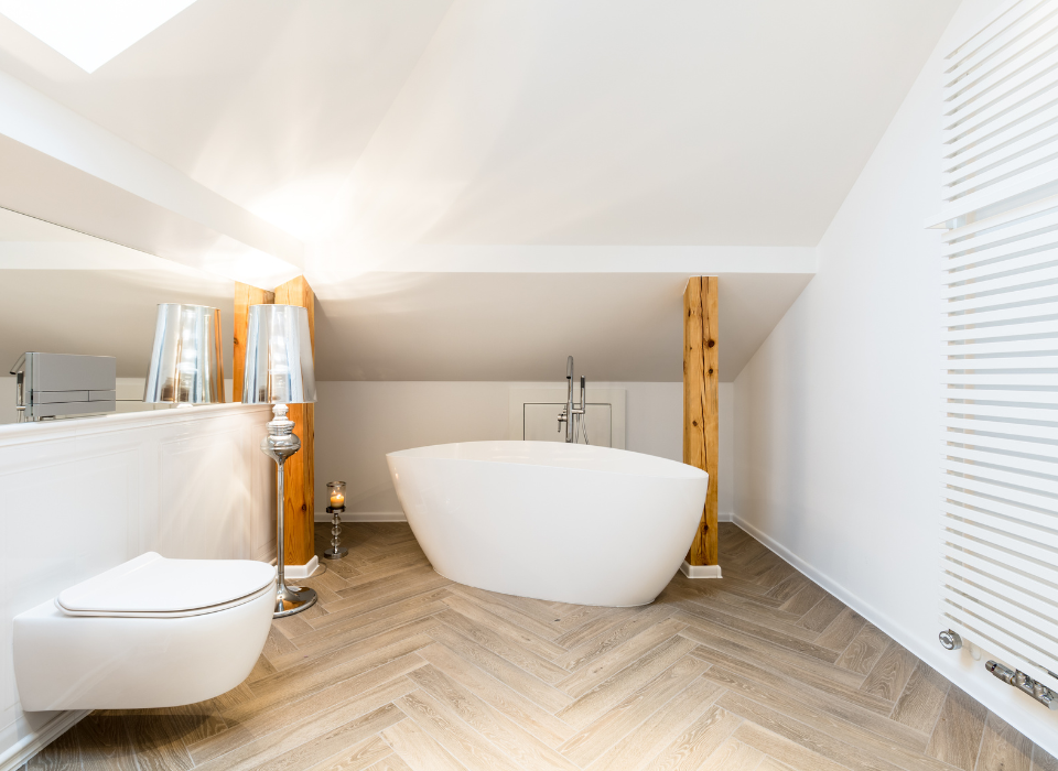 Moderne badkamer installeren met vrijstaand bad en strakke afwerking