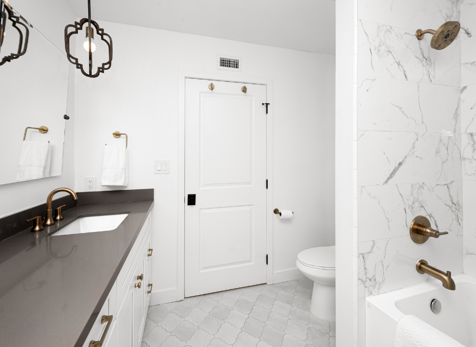 Complete badkamer installatie Borne inclusief douche, wastafelmeubel en tegels