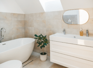 Moderne badkamer laten plaatsen Hengelo met vrijstaand bad en strakke afwerking