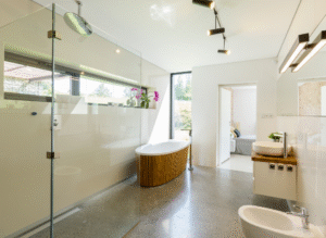 Luxe badkamer verbouwen Almelo met vrijstaand bad, glazen douchewand en modern wastafelmeubel