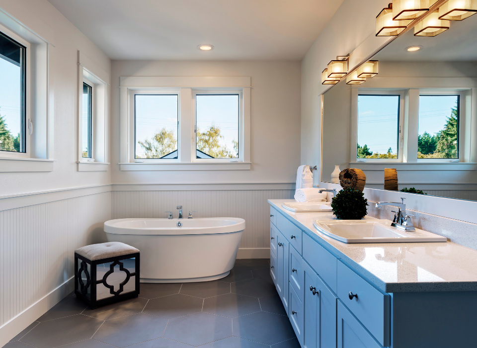 Badkamer met dubbele wastafel en vrijstaand bad – complete badkamer renovatie Almelo