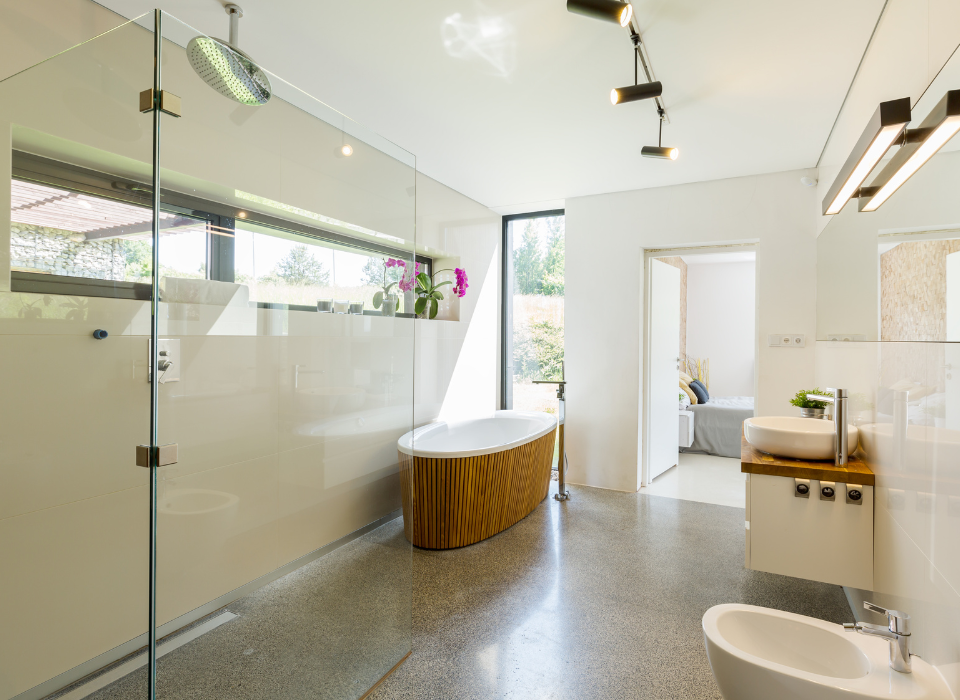 Badkamer installatie Almelo met ruime inloopdouche en houten badombouw