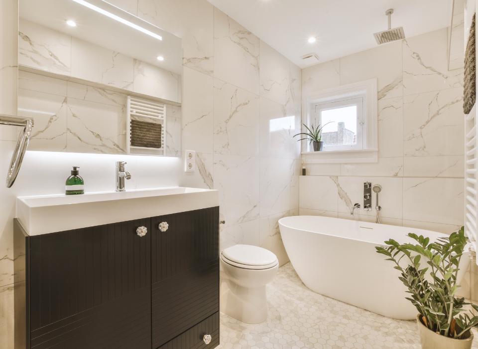 Luxe badkamer installatie Almelo met vrijstaand bad en marmeren wanden