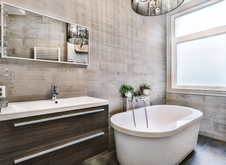 Luxe badkamer met vrijstaand bad en houten meubel – complete badkamer renovatie Almelo