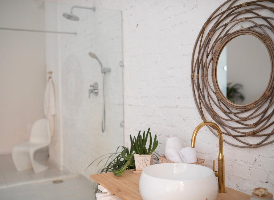 Moderne inloopdouche met houten wastafel – complete badkamer renovatie Almelo