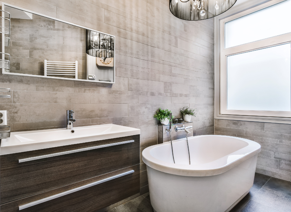 Strakke, lichte badkamer met dubbele wastafel – badkamer renovatie Enschede