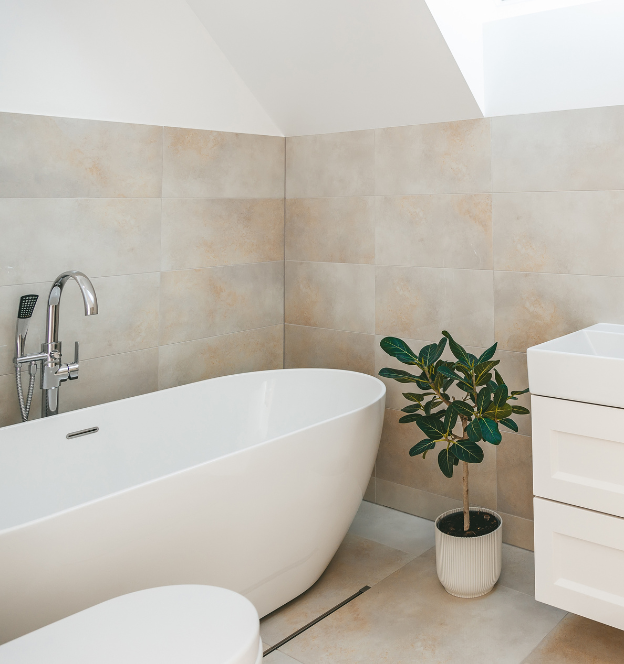 Moderne badkamer met vrijstaand bad en beige tegels – professioneel badkamer installeren in Borne
