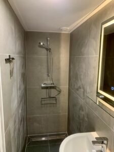 Praktische tips voor een optimale badkamer indeling, inclusief afmetingen en voorbeelden.