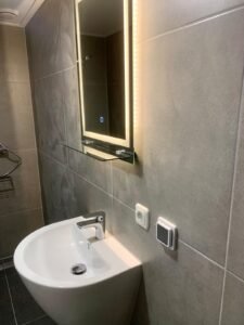 Kleine badkamer inrichten met ruimtebesparende tips voor een functionele en stijlvolle ruimte.