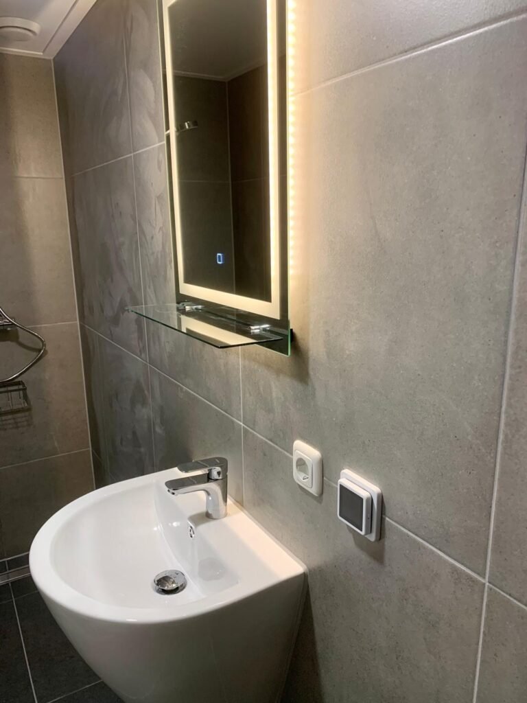 Kleine badkamer inrichten met ruimtebesparende tips voor een functionele en stijlvolle ruimte.