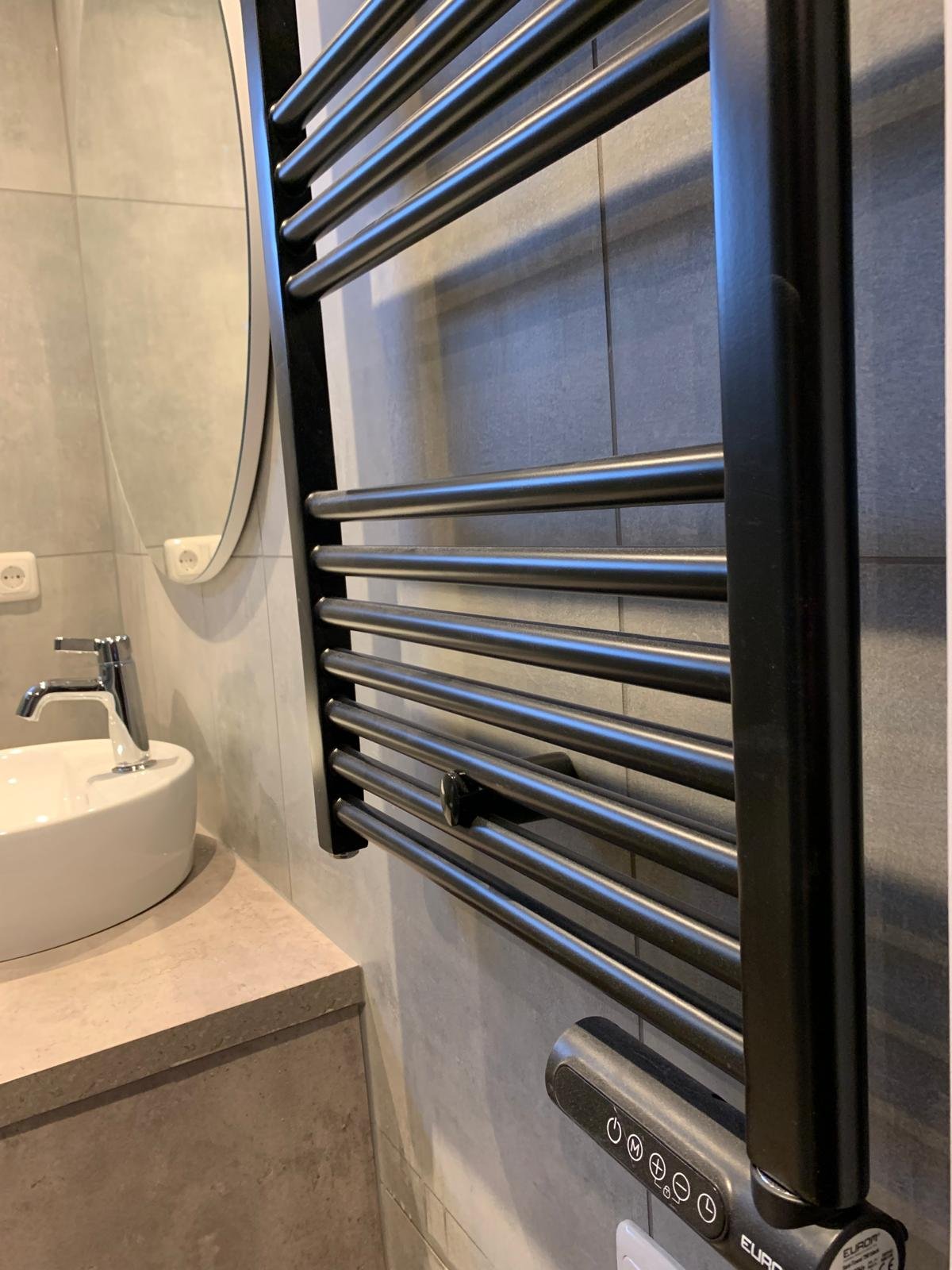 Moderne badkamer installatie in Twente, van sloop tot oplevering.