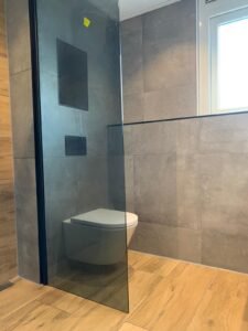 Nieuwe badkamer laten installeren in Hengelo, Enschede of Almelo: een vakman realiseert uw droombadkamer.