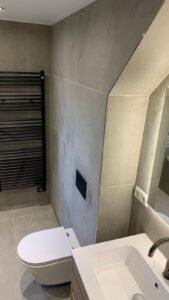 Professionele badkamer installateur aan het werk in Hengelo, Enschede en Almelo.